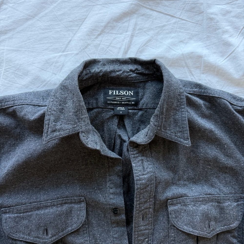Filson Men’s ALASKAN‎ GUIDE SHIRT in Size S in Dark Heather Grey. 100% cotton. - Picture 5 of 10